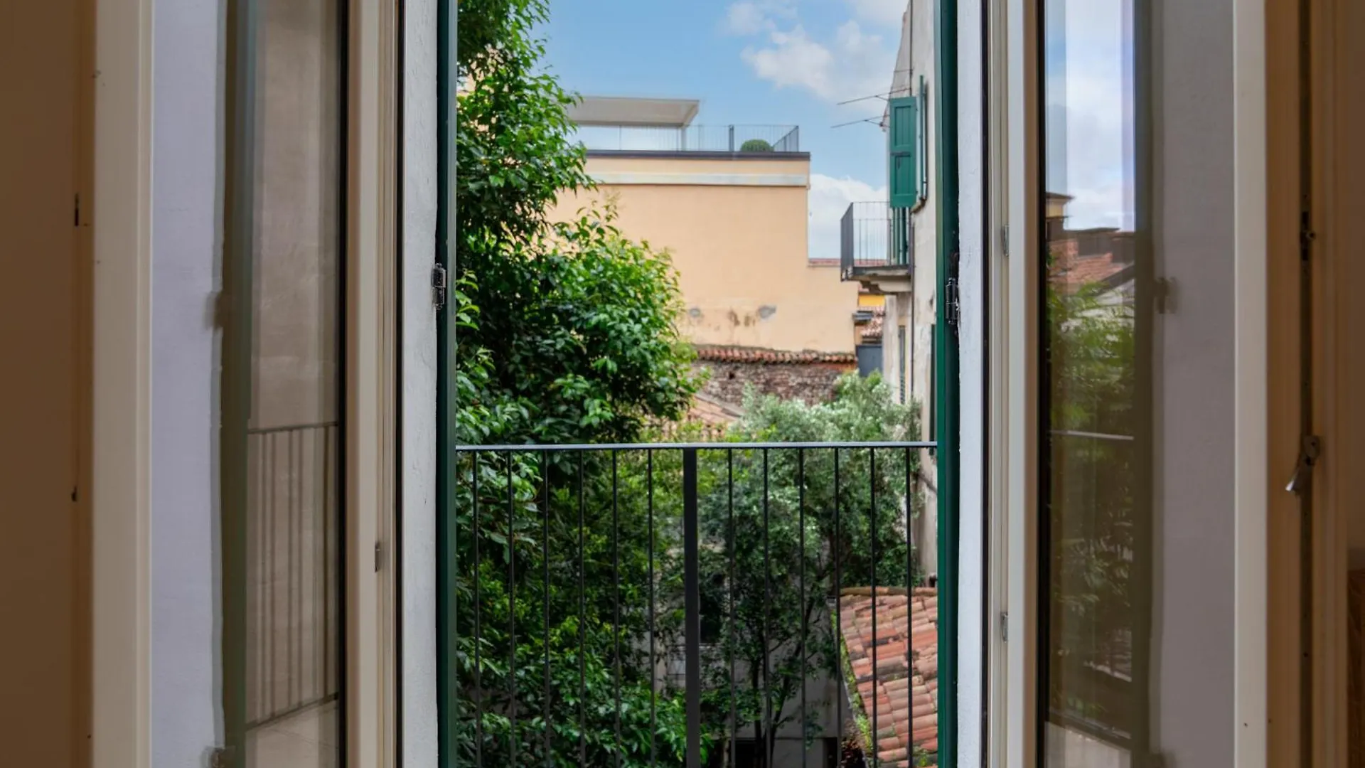 Aparthotel Palazzo Delle Guglie By Postcardsfrom Verona 0*,