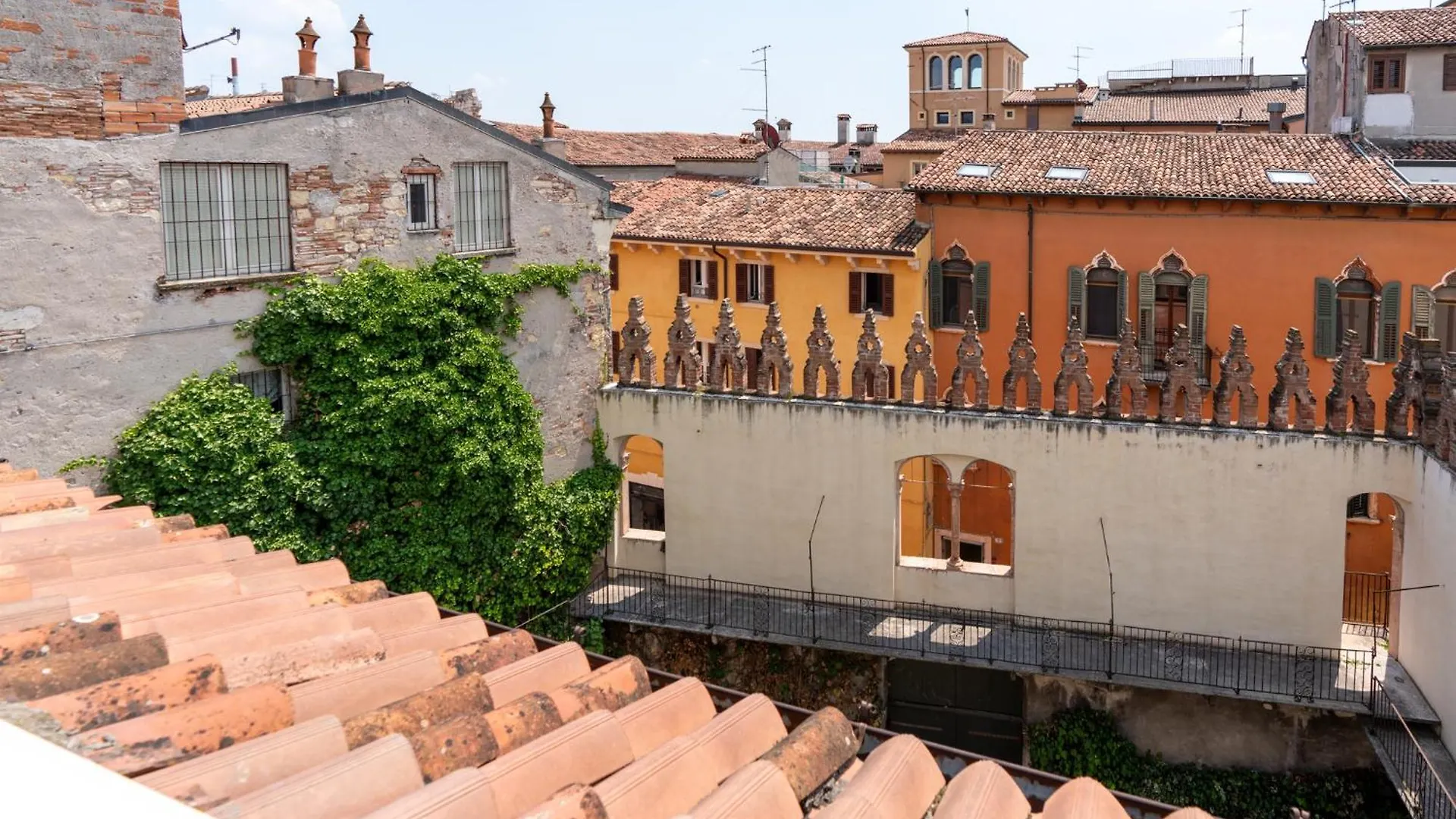 Aparthotel Palazzo Delle Guglie By Postcardsfrom Verona