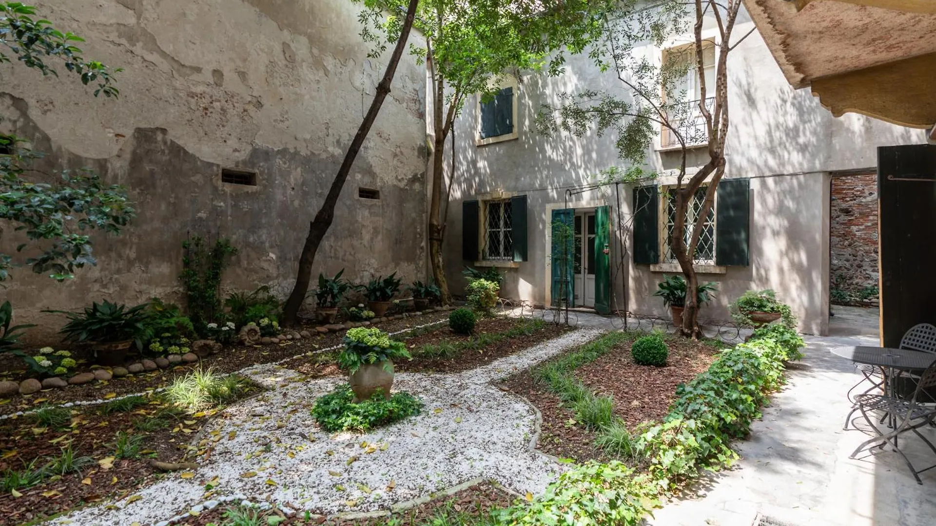 Palazzo Delle Guglie By Postcardsfrom Apart otel Verona İtalya