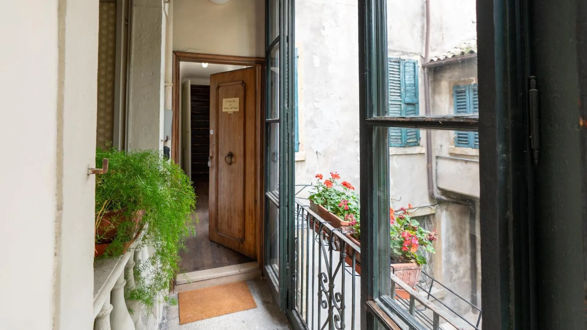 Palazzo Delle Guglie By Postcardsfrom Aparthotel Verona