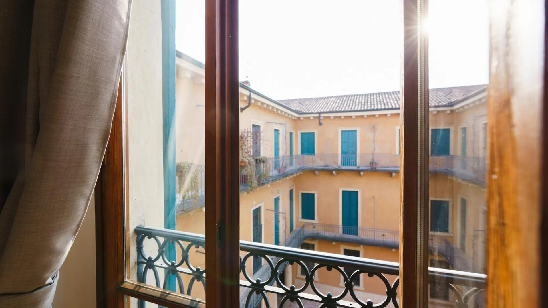 Palazzo Delle Guglie By Postcardsfrom Aparthotel Verona 0*,