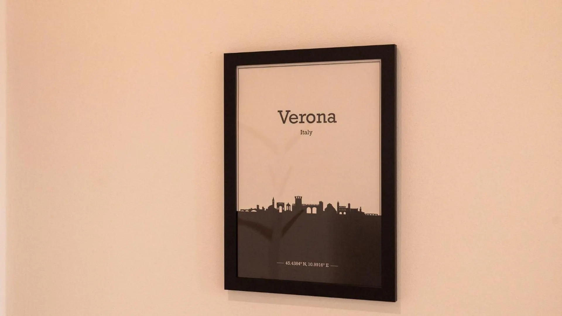 Palazzo Delle Guglie By Postcardsfrom Lejlighedshotel Verona 0*,