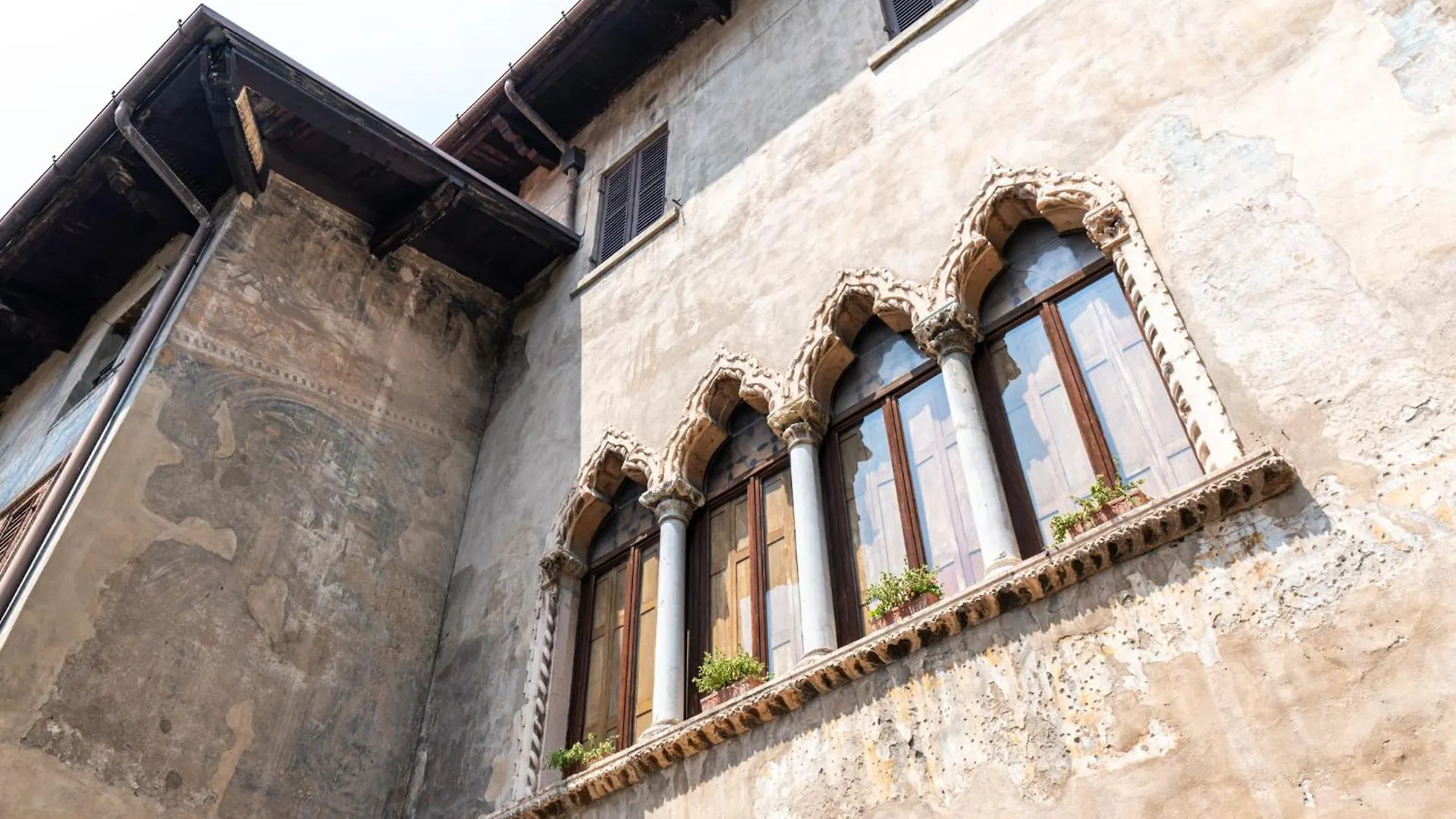 Palazzo Delle Guglie By Postcardsfrom Lejlighedshotel Verona 0*,